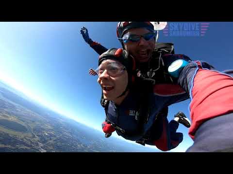 Salto de paraquedas duplo de Teck Guan Poon!