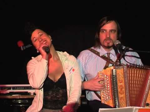 Conny Kreitmeier & Stimmungsbüro Kreitmeier live: "Finger weg von meiner Musch"