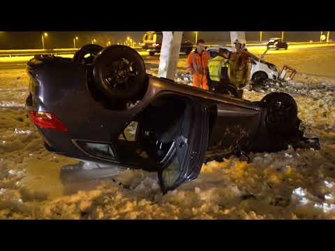 Sneeuw: Auto over de kop bij ongeval A1 Deventer