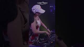 Download lagu Put ur hands up! 🙌🏻 | DJ Kartika Willy #shorts #breakbeat mp3