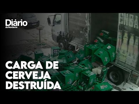 Vídeo mostra torre de cerveja desabando de caminhão em entrega em SP