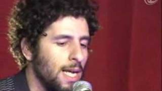 José González canta &quot;Teardrop&quot; no Poploaded do iG