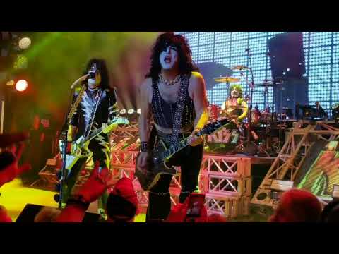 Kiss Kruise 7 after dark party. First night indoor show n festivities Joe Pappalardo Jake Pappalardo