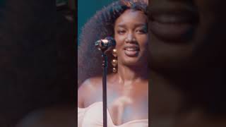 Dona de Mim fazendo 6 anos, versão ao vivo no ar! 💖💐 #iza #donademim