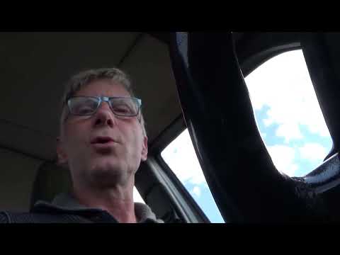 Geschmack kennt keine Grenzen: Ein Mercedes 300 Diesel wird abgeholt.