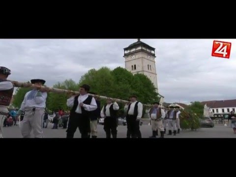 V centre Rožňavy postavili máj: Námestím sa ozývali tradičné piesne a tance