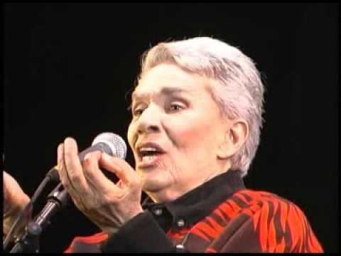 Chavela Vargas canta "La bien pagá" con Mariachi