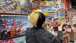 - 【ヒカルサンタ大暴れ】おもちゃ売り場で100万円分買い物してそれを全て施設の子供たちにプレゼントします🎁