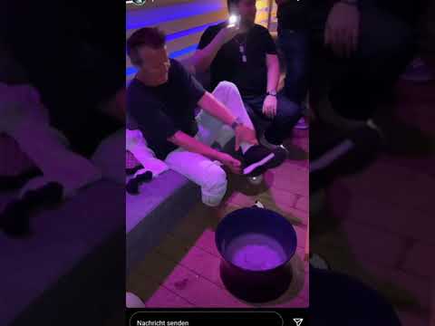 Prinz Marcus mal wieder betrunken und aggressiv. Dom Pérignon Fußdusche