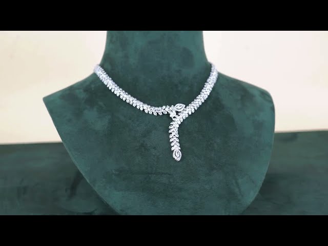 طقم اكسسوار فضي مميز بدموع الورد المرصعة بالزركون...