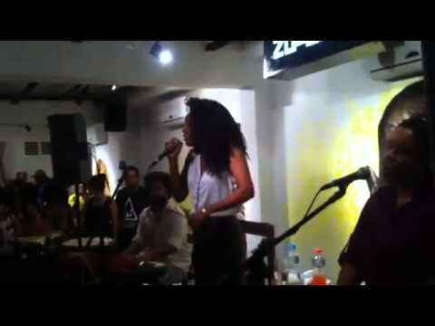 @Negra Li em show piano e voz - "Bala com bala" (João Bosco e Aldir Blanc) na @zumbiido ❤️