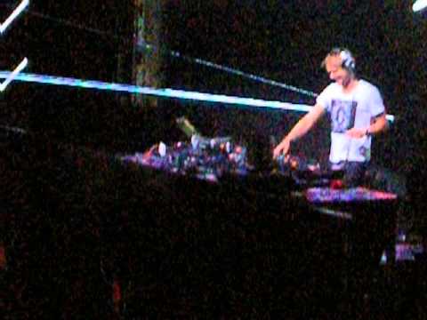 Photographer vs. Armin van Buuren feat. Susana-Airport Shivers (AvB Mashup, ASOT 600/NYC, 30/03/13)