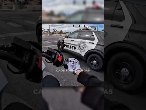 Motociclista Sorprende A La Policía Con Un Wheelie 🔥 (@chickenbaconranch600)