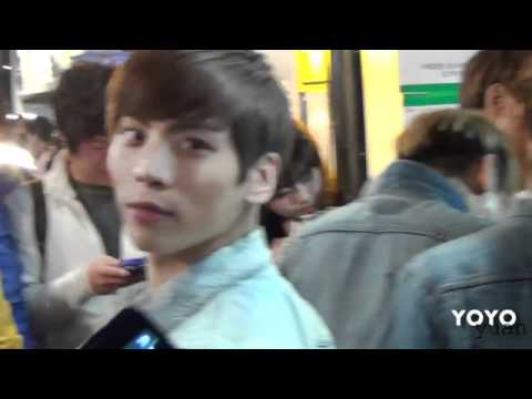 120329 Jonghyun turning for fans & smiling with big eyes (close fancam)@ GUER!LLA RECORD!NG