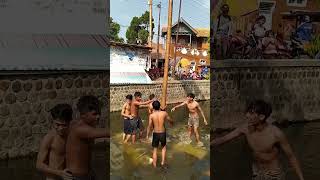 Download lagu Panjat Pinang Lucu Banget Sampai Kolor Melorot #shortvideo #shortsvideo mp3