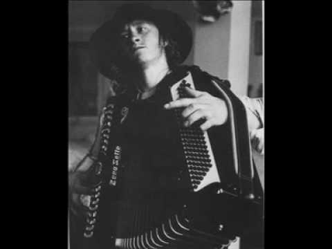 Leif "Pepparn"Pettersson spelar Nordsjön på dragspel.