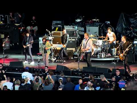 Queens of the Stone Age with Eddie Vedder @ PJ20 - Little Sister