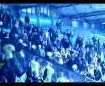 Willem II hooligans vechten tegen ME. Vanuit het uitvak.