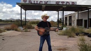 Tom Russell, in concerto nella Fabbrica Sonnino di Besozzo