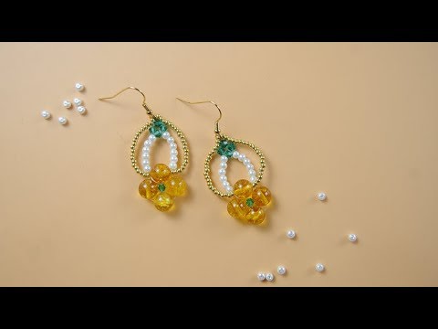 Learn how to make earrings with crackle glass beads from Beebeecraft