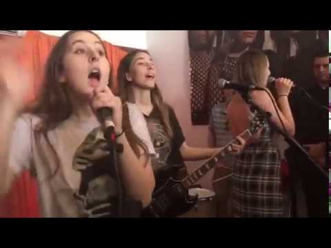 HAIM - Man! I Feel Like a Woman (Shania Twain cover)
HAIM - Man! I Feel Like a Woman (Shania Twain cover)