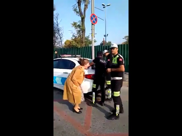 Неадекватная женщина визжит из-за того, что ее оштрафовали