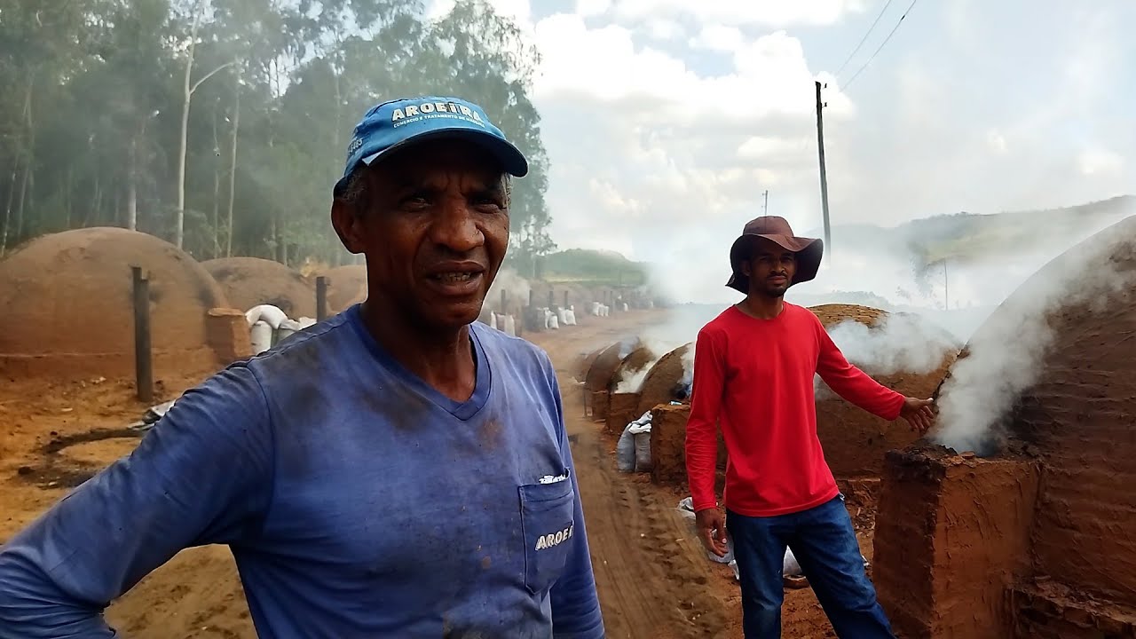 A VIDA DOS CARVOEIROS DO AROEIRA, ENCONTREI NA BEIRA DA ESTRADA A CARVOARIA  DO CARVÃO ARTESANAL