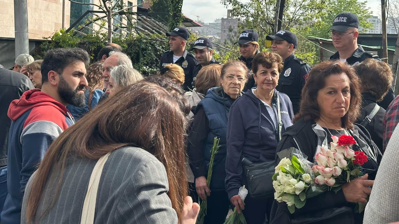 #Ուղիղ․ Թույլ չեն տալիս ժողովրդին մտնել Ծիծեռնակաբերդ