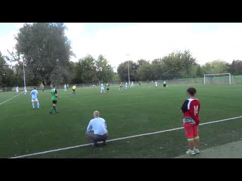 Zawodnik Coco Jambo prawie strzelił gola na pustą bramkę.