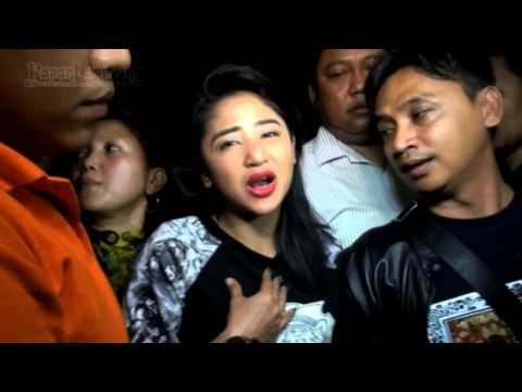 Dewi Perssik Masuk Rutan Pakai Jaguar