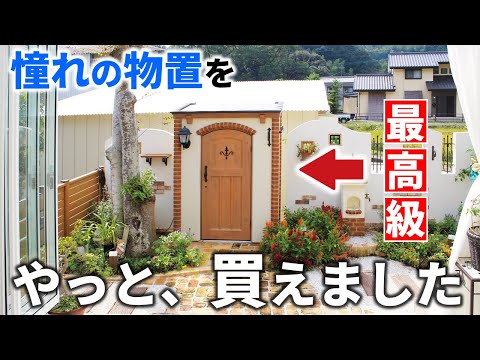 家の前のモダンなドライガーデン コンクリートフェンス 木材 ヤシの木 多肉植物 日本のコンクリートではない