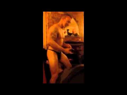 Un stripper! Asta şi-a dorit o bătr&acirc;nă de 100 de ani, la ziua ei de naştere! (VIDEO)