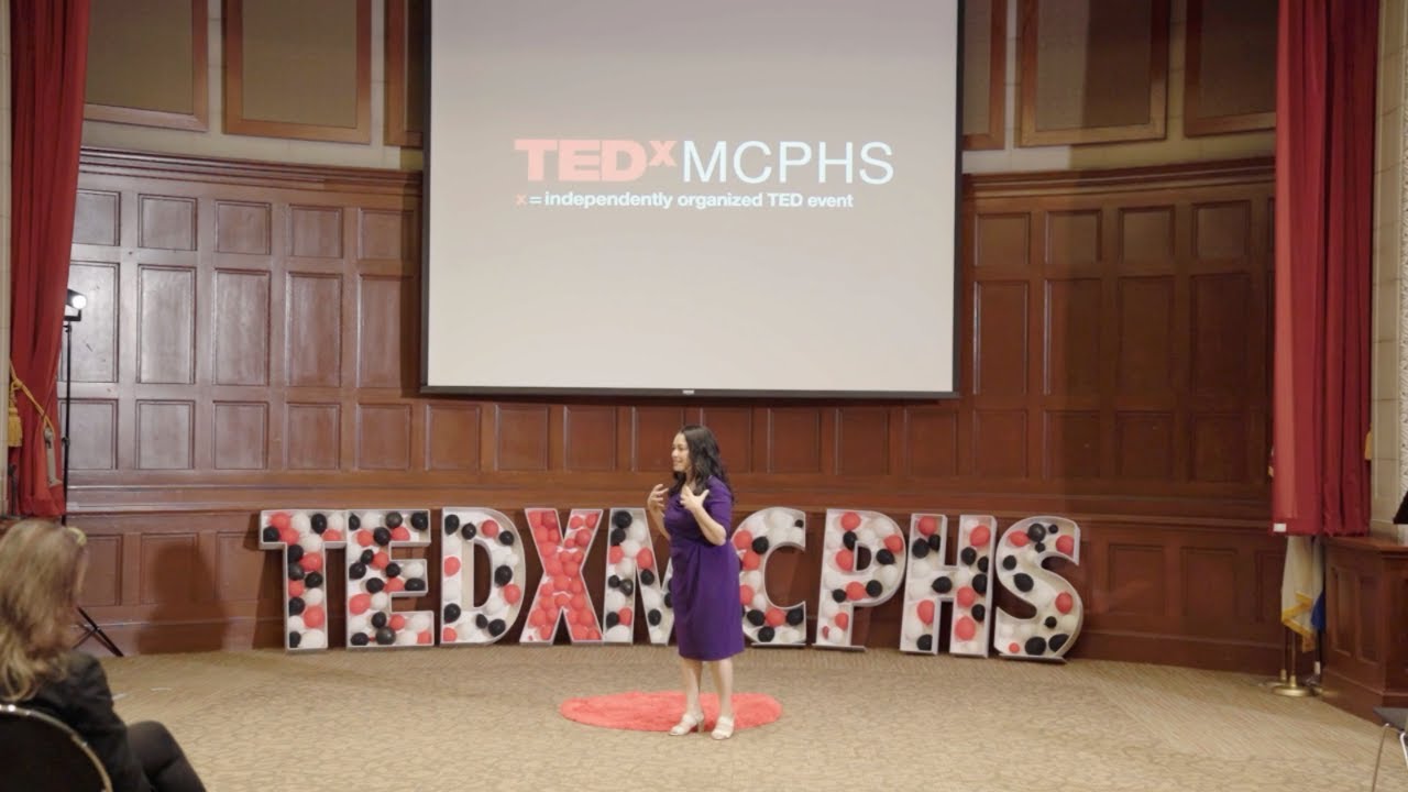 Elayna Fernandez on stage