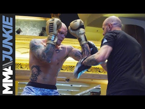UFC 235: Anthony Smith displays striking for fans and media at open workout