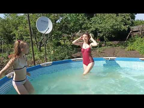 Девочки купаются на даче