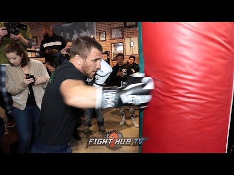 VASYL LOMACHENKO SHOWS YOU HOW A MASTER THROWS COMBINATIONS ON THE HEAVY BAG