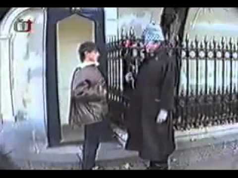 Kaiser a Lábus v Londýně -  Fun- Cafétime-cz Výměna stráží.flv