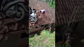Download lagu Gadis-gadis mengendarai skuter hingga menabrak atap rumah. Aksi berkendara yang lucu dan berbahaya 🫣 #gadislucu mp3
