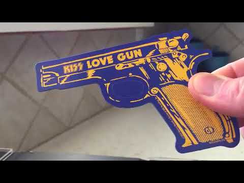 download lagu mp3 mp4 Kiss Love Gun Deluxe Edition, download lagu Kiss Love Gun Deluxe Edition gratis, unduh video klip Kiss Love Gun Deluxe Edition
