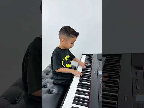 5 Year Old Plays Fur Elise by Beethoven! 💙 - Jelijah Diaz