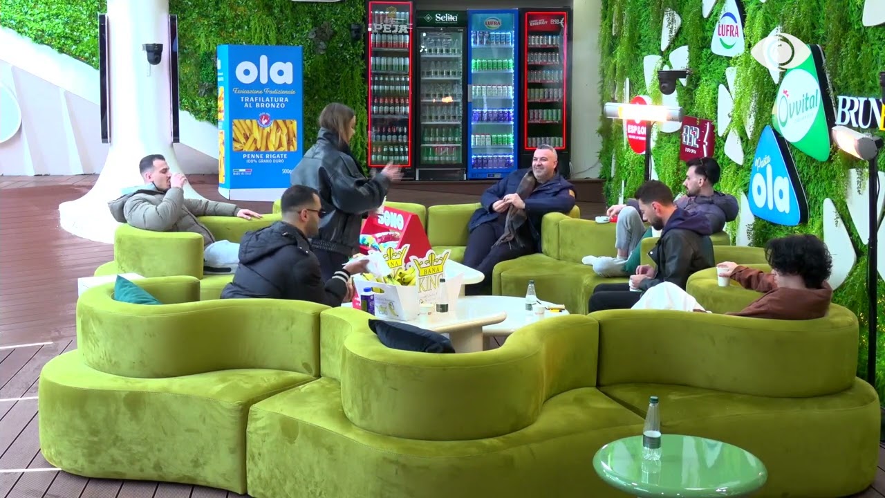 Do t'a ha me gjithë pallto.../ Stenaldo bisedon me Angelon për Juelën, banori: Hajde na shisni...