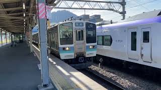 相模湖駅を発着する211系と通過するE353系