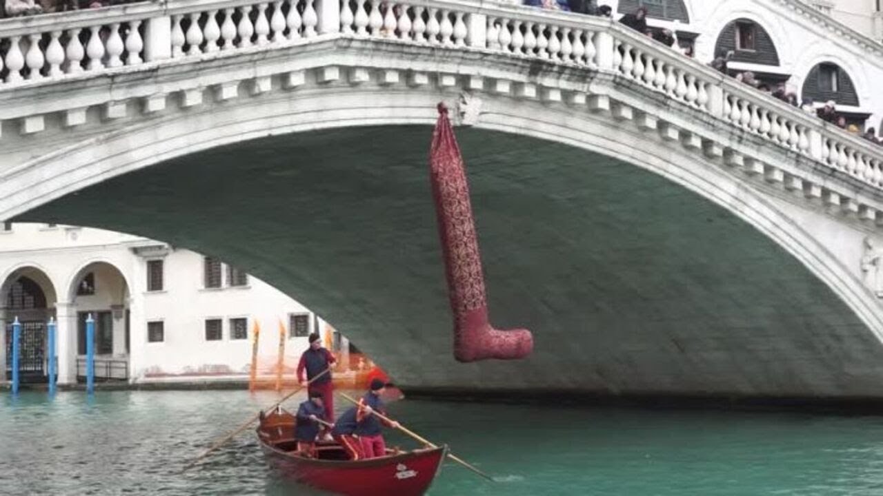 A Venezia la regata delle Befane sfida neve e vento. Una maxi calza appesa sul ponte di Rialto