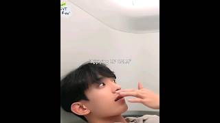 Download lagu DK made eye contact with flight attendant while applying lip balm😆🤦🏻‍♀️#seventeen#dk#dokyeom#seokmin mp3