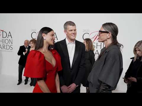 Muse Eiza Gonzalez im Gespräch mit CFDA-Mitglied Wes Gordon über seinen Werdegang als Designer be...