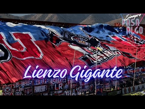 "Salida U de Chile con LIENZO GIGANTE vs Everton" Barra: Los de Abajo &bull; Club: Universidad de Chile - La U