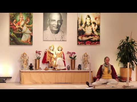 YOGA Mittelstufe "meditatives Halten" mit Darshini - Yoga Vidya Ashram Live - 09:15 Uhr 10.01.2022