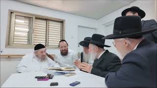 💣האזעקה שקטעה את הקבלת פני רבו שערך מרן פוסק הדור רבי יצחק זילברשטיין אצל המנהיג מרן רבי דוב לנדו