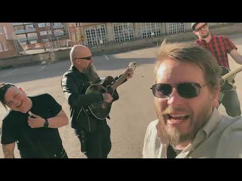 Mimikry firar med öl i Borlänge och drar en sång