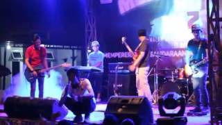 Download lagu Adipati Band live janur kuning mp3